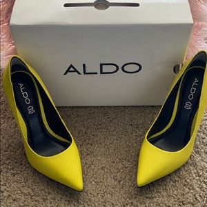 COPY - Super cute size 8 yellow pumps